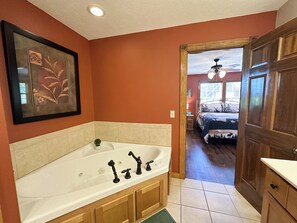 4 bedrooms, iron/ironing board, travel crib, WiFi - Fourmile Creek Cabin 4 Master Jacuzzi Suites (Branson West)