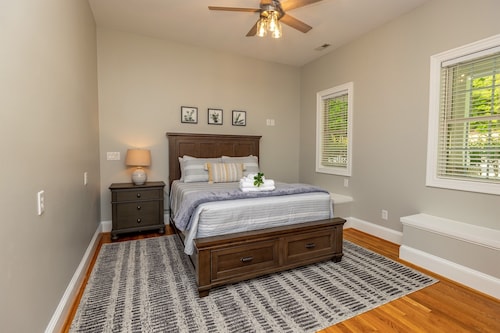 🔥ULTIMATE Lakefront Getaway | 7,000 SqFt🌅Sunset Views🌅Hot Tub Flat Lot+ 10BR!