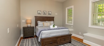 🔥ULTIMATE Lakefront Getaway | 7,000 SqFt🌅Sunset Views🌅Hot Tub Flat Lot+ 10BR!