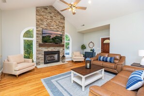 Smart-TV, Kamin, DVD-Player, Tischfußball