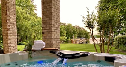 🔥ULTIMATE Lakefront Getaway | 7,000 SqFt🌅Sunset Views🌅Hot Tub Flat Lot+ 10BR!