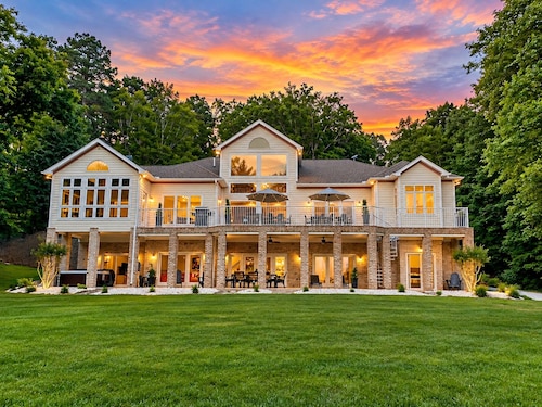 🔥ULTIMATE Lakefront Getaway | 7,000 SqFt🌅Sunset Views🌅Hot Tub Flat Lot+ 10BR!