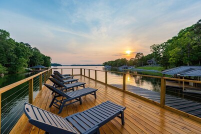 🔥ULTIMATE Lakefront Getaway | 7,000 SqFt🌅Sunset Views🌅Hot Tub Flat Lot+ 10BR!