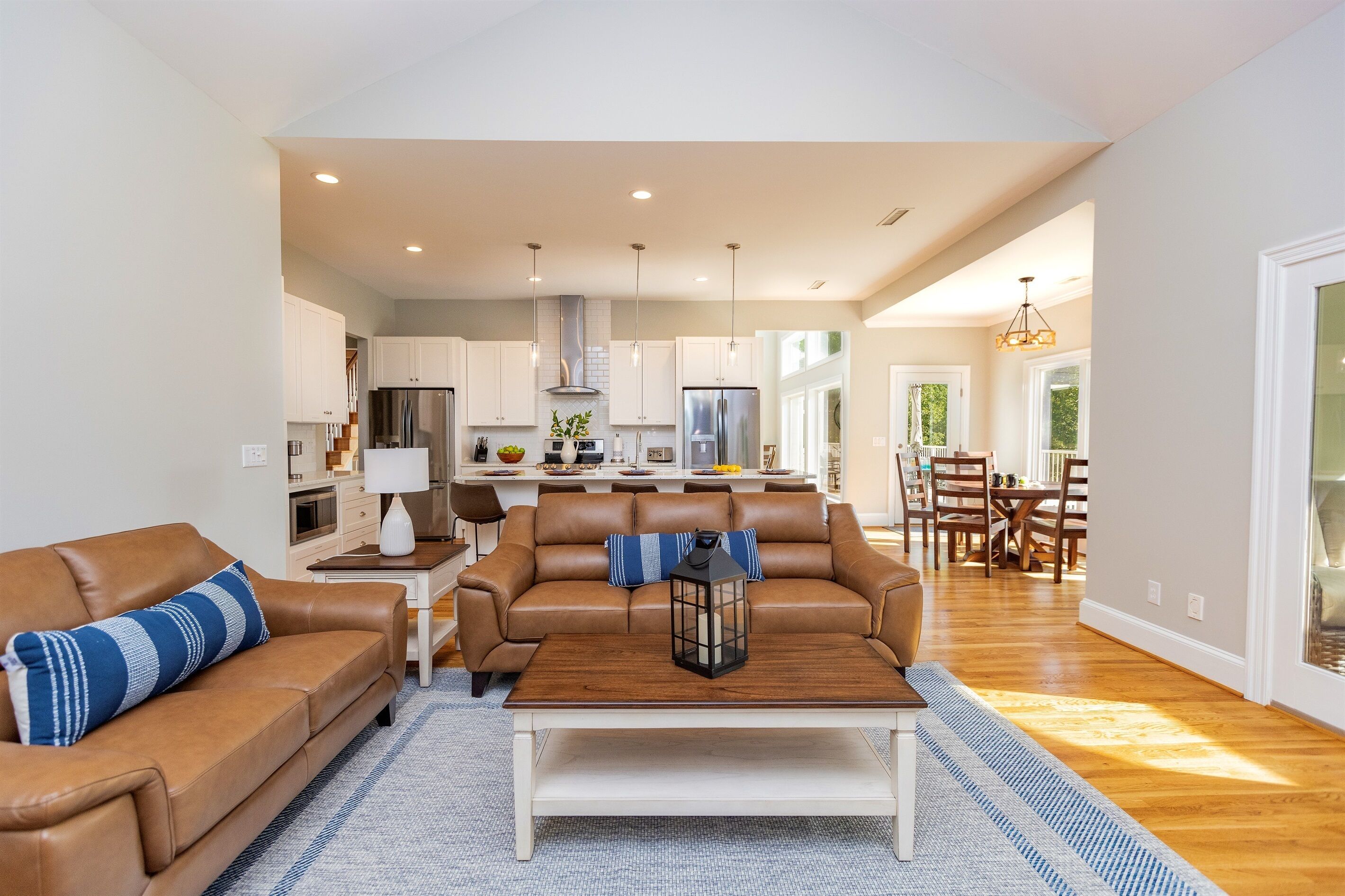 تلفزيون ذكي، مدفأة، مشغل دي في دي، كرة قدم الطاولة