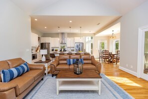 Ălytelevisio, takka, DVD-soitin, pöytĂ€jalkapallopöytĂ€