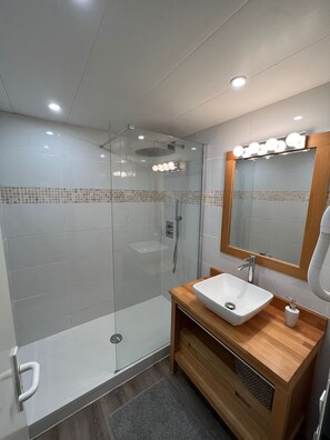 Combined shower/bathtub