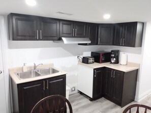 Kühlschrank, Mikrowelle, Herdplatte, Wasserkocher mit Kaffee-/Teezubehör