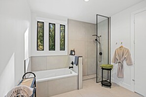 Badewanne, Haartrockner, Handtücher, Seife