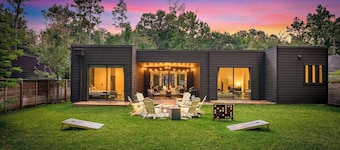 CASA GRANADA - 5 Bed 4 Bath + FirePit + Patio + Large Backyard + TV's