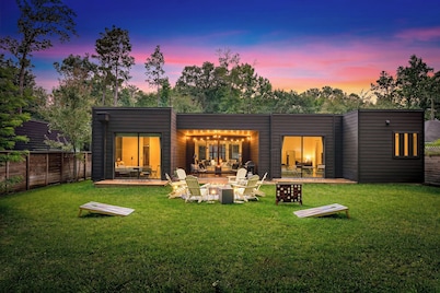 CASA GRANADA - 5 Bed 4 Bath + FirePit + Patio + Large Backyard + TV's