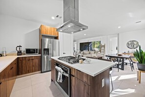 Fridge, microwave, oven, stovetop - CASA GRANADA - Cozy, Modern, 10 minutes from the Woodlands!  (Conroe)