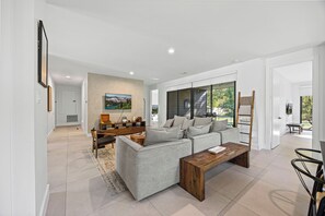 Smart TV, books, offices - CASA GRANADA - Cozy, Modern, 10 minutes from the Woodlands!  (Conroe)