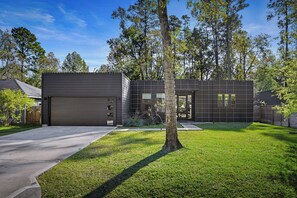 Exterior - CASA GRANADA - Cozy, Modern, 10 minutes from the Woodlands!  (Conroe)