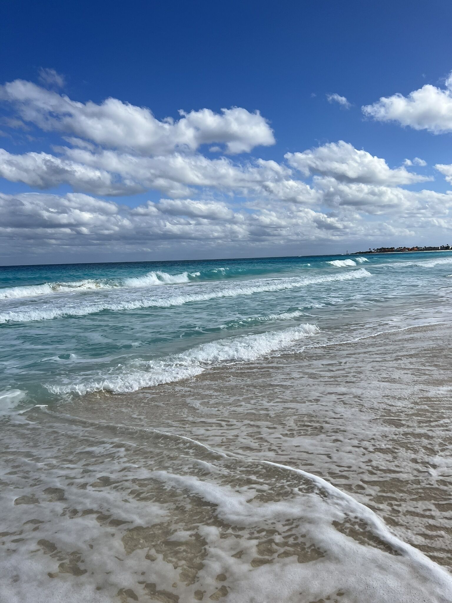 Na praia, espreguiçadeiras, toalhas de praia 