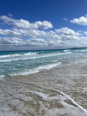 On the beach, sun loungers, beach towels - Ocean View Apartment Panoramic View with Balcony (Zona Hotelera)