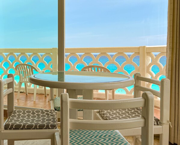 Outdoor dining - Ocean View Apartment Panoramic View with Balcony (Zona Hotelera)