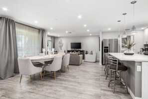 Interior - Attention Naples Lovers! Entire Home - Heated Pool, Jacuzzi and Screened Patio  (Naples)