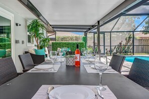 Dining - Attention Naples Lovers! Entire Home - Heated Pool, Jacuzzi and Screened Patio  (Naples)