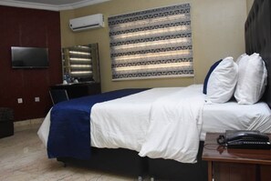 Escrivaninha, Wi-Fi de cortesia, roupa de cama
