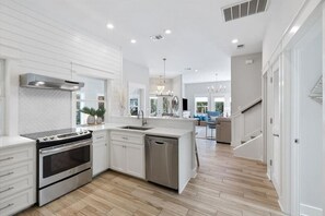 Fridge, microwave, oven, stovetop - Free Pool heat for All NOV and Dec Stays! (Santa Rosa Beach)