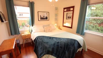 3 soverom, skrivebord, strykejern/-brett og reiseseng for barn