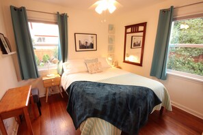 3 habitaciones, escritorio y tabla de planchar con plancha 