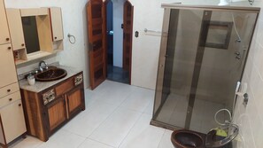 Chuveiro, banheira de hidromassagem, toalhas de banho, sabonete