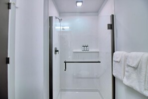 Dusche, Haartrockner, Handtücher