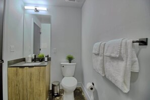 Douche, sèche-cheveux, serviettes fournies