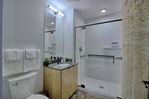 Douche, séchoir à cheveux, serviettes fournies