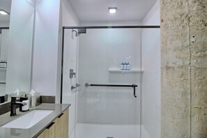 Regadera, secadora de cabello, toallas 