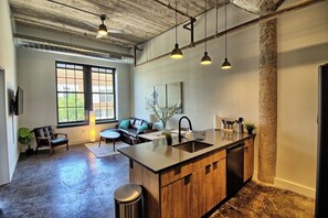 Televisión y oficina 