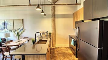 Coffee/tea maker, fridge, microwave, oven