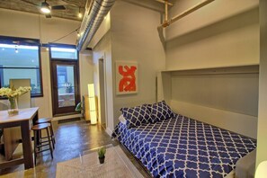 Escritorio, tabla de planchar con plancha, wifi y ropa de cama 