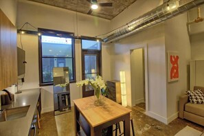 TV, offices - Chic Ultramodern Minimalist Studio Loft + Patio (Saint Louis)