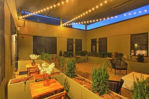 Outdoor dining - Chic Ultramodern Minimalist Studio Loft + Patio (Saint Louis)