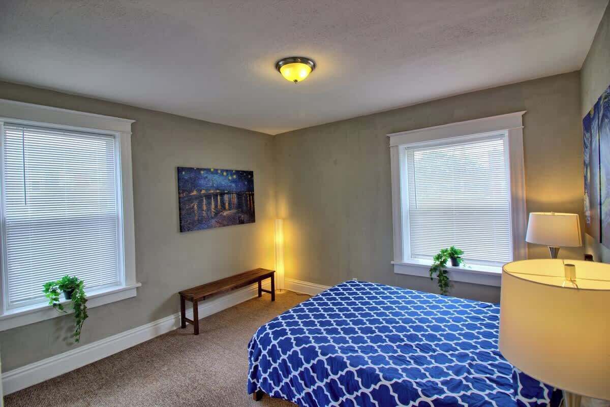 1 bedroom, desk, iron/ironing board, WiFi