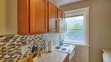 Full-size fridge, microwave, oven, stovetop