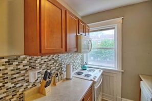 Full-size fridge, microwave, oven, stovetop