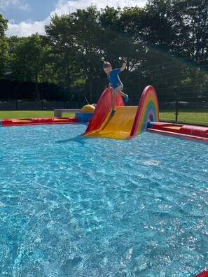 Piscina all'aperto, una piscina riscaldata