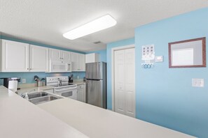 KĂŒhlschrank, Mikrowelle, Ofen, Herdplatte