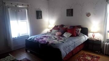 1 bedroom, desk, WiFi