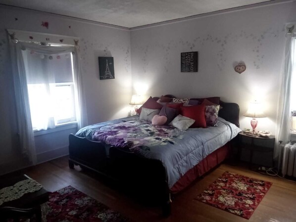 1 bedroom, desk, WiFi