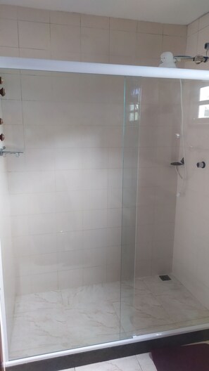 Shower, towels, soap, toilet paper - Arraial do Cabo - Luxury suite (Arraial do Cabo)
