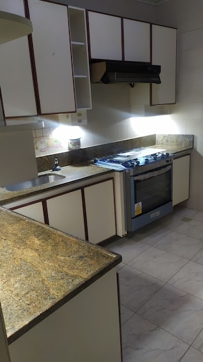 Refrigerador, parrilla de estufa, cafetera y tetera y licuadora