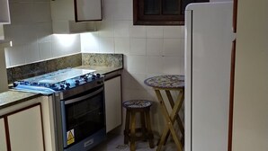 Kaffetrakter/tekoker, kjøleskap, kokeplater og hurtigmikser