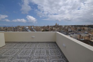 Property grounds - The penthouse flat - sea views (L-Isla)