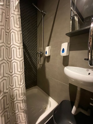 Chuveiro, secador de cabelo, toalhas de banho