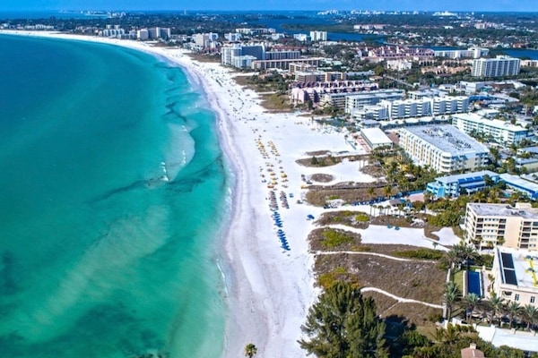 Una spiaggia nelle vicinanze, lettini da mare, teli da spiaggia