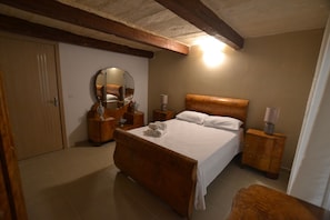 3 habitaciones, tabla de planchar con plancha, wifi y ropa de cama
